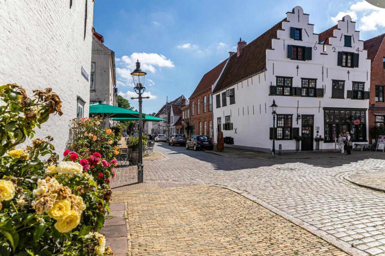 Blumenhaus-Apartment Friedrichstadt Bagian luar foto